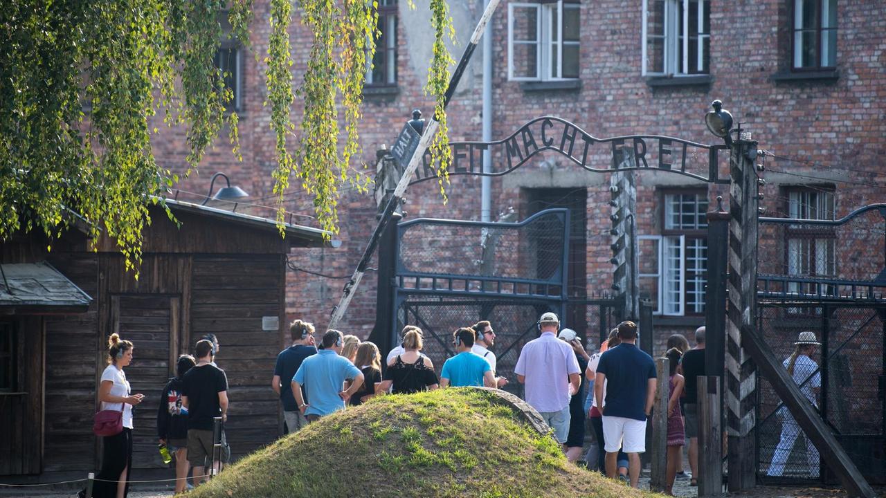 Oswiecim: Bescher stehen vor dem Eingangstor zur KZ-Gedenkstätte Auschwitz. Junge Juden und muslimische Geflüchtete gedenken gemeinsam im größten ehemaligen deutschen Konzentrationslager Auschwitz der Opfer der Schoah. Die Gedenkfeier findet im Rahmen einer vom Zentralrat der Muslime (ZMD) in Deutschland und der Union progressiver Juden (UdJ) organisierten Bildungsreise statt. Oswiecim: Bescher stehen vor dem Eingangstor zur KZ-Gedenkstätte Auschwitz. Junge Juden und muslimische Geflüchtete gedenken gemeinsam im größten ehemaligen deutschen Konzentrationslager Auschwitz der Opfer der Schoah. Die Gedenkfeier findet im Rahmen einer vom Zentralrat der Muslime (ZMD) in Deutschland und der Union progressiver Juden (UdJ) organisierten Bildungsreise statt.