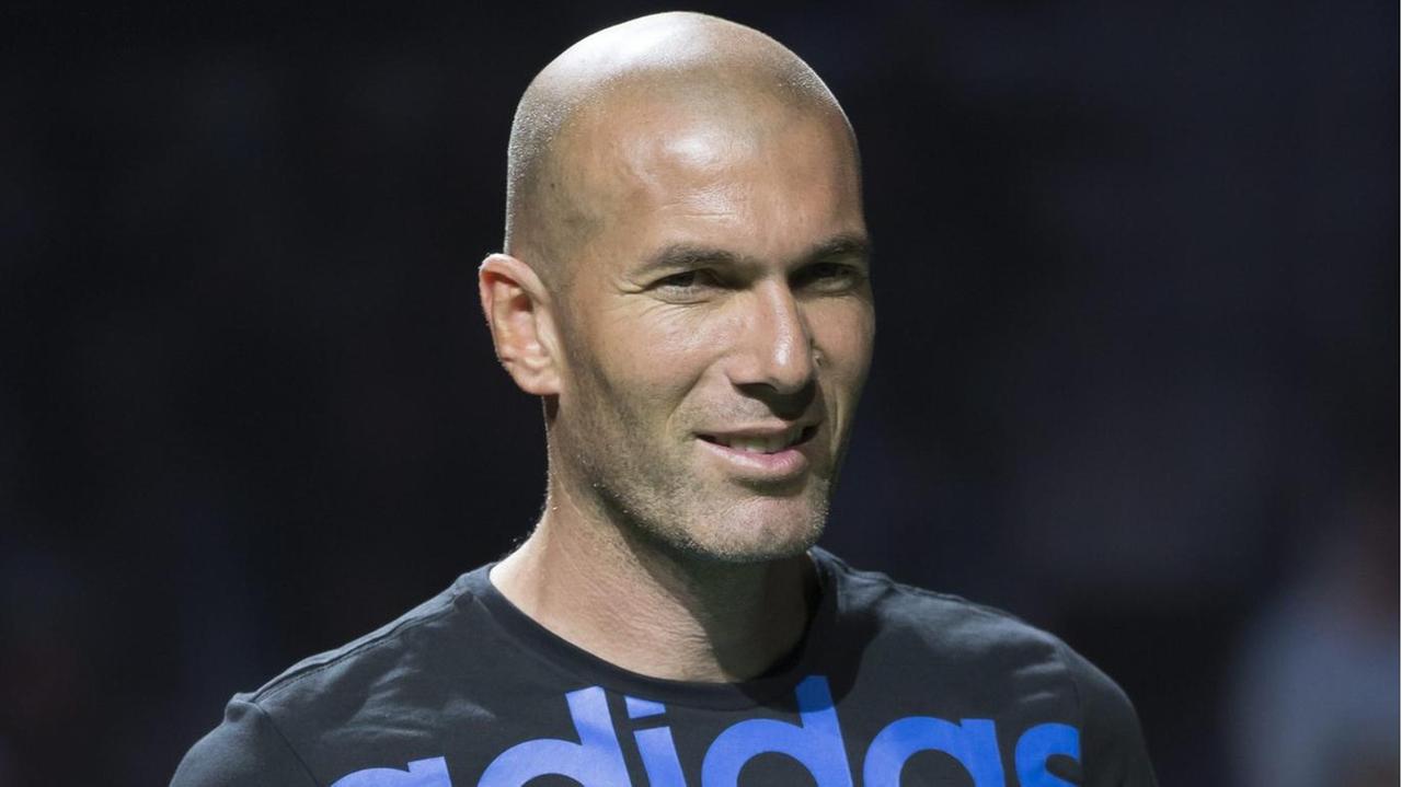 Früherer französischer Fußballspieler Zinedine Zidane präsentiert den offiziellen Ball zur UEFA Euro 2016 Früherer französischer Fußballspieler Zinedine Zidane präsentiert den offiziellen Ball zur UEFA Euro 2016