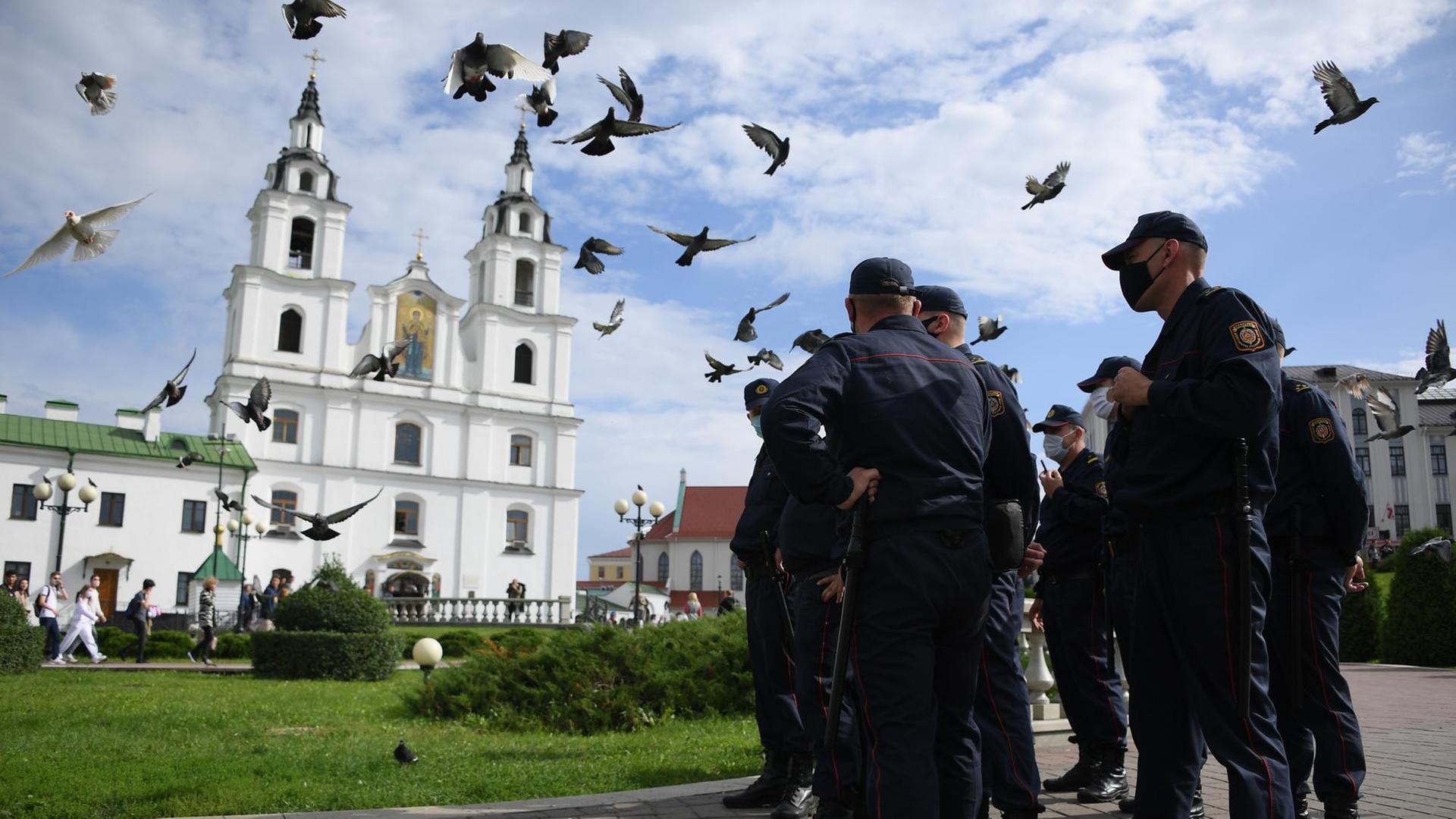 Polizisten stehen am 01.09.2020 vor einer Kirche im belarussischen Minsk. Polizisten stehen am 01.09.2020 vor einer Kirche im belarussischen Minsk.