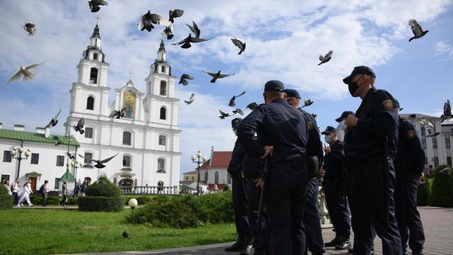 Polizisten stehen am 01.09.2020 vor einer Kirche im belarussischen Minsk.