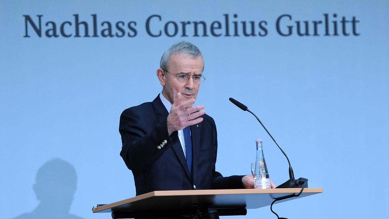 Christoph Schäublin, Stiftungsratspräsident des Kunstmuseums Bern, am 24.11.2014 in Berlin bei der Pressekonferenz zur Unterzeichnung der Vereinbarung zum Nachlass des Kunstbesitzers Cornelius Gurlitt. Christoph Schäublin, Stiftungsratspräsident des Kunstmuseums Bern, am 24.11.2014 in Berlin bei der Pressekonferenz zur Unterzeichnung der Vereinbarung zum Nachlass des Kunstbesitzers Cornelius Gurlitt.