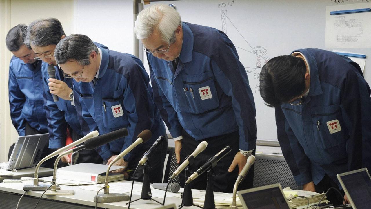 Tepco-Vizepräsident Sakae Muto (2. von rechts) und andere Manager verbeugen sich bei einer Pressekonferenz in Tokio am 27.3.2011 Tepco-Vizepräsident Sakae Muto (2. von rechts) und andere Manager verbeugen sich bei einer Pressekonferenz in Tokio am 27.3.2011