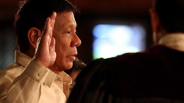 Rodrigo Duterte bei seiner Vereidigung Rodrigo Duterte bei seiner Vereidigung