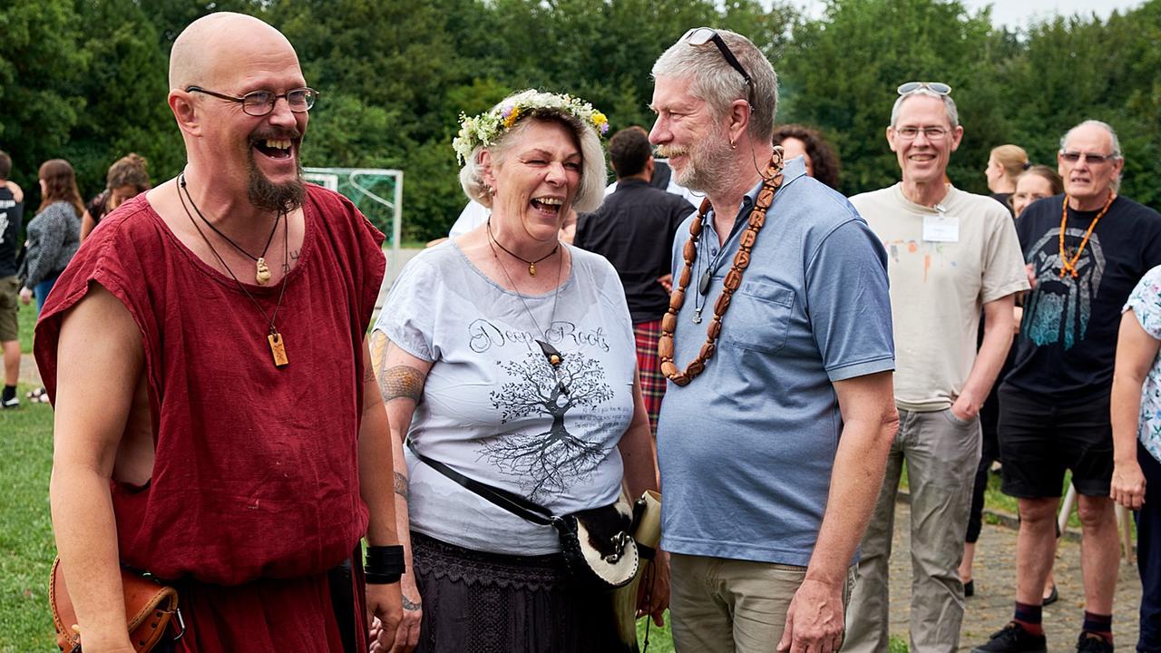 Der Schwede Per Lundberg (l) mit Teilnehmern Der Schwede Per Lundberg (l) mit Teilnehmern