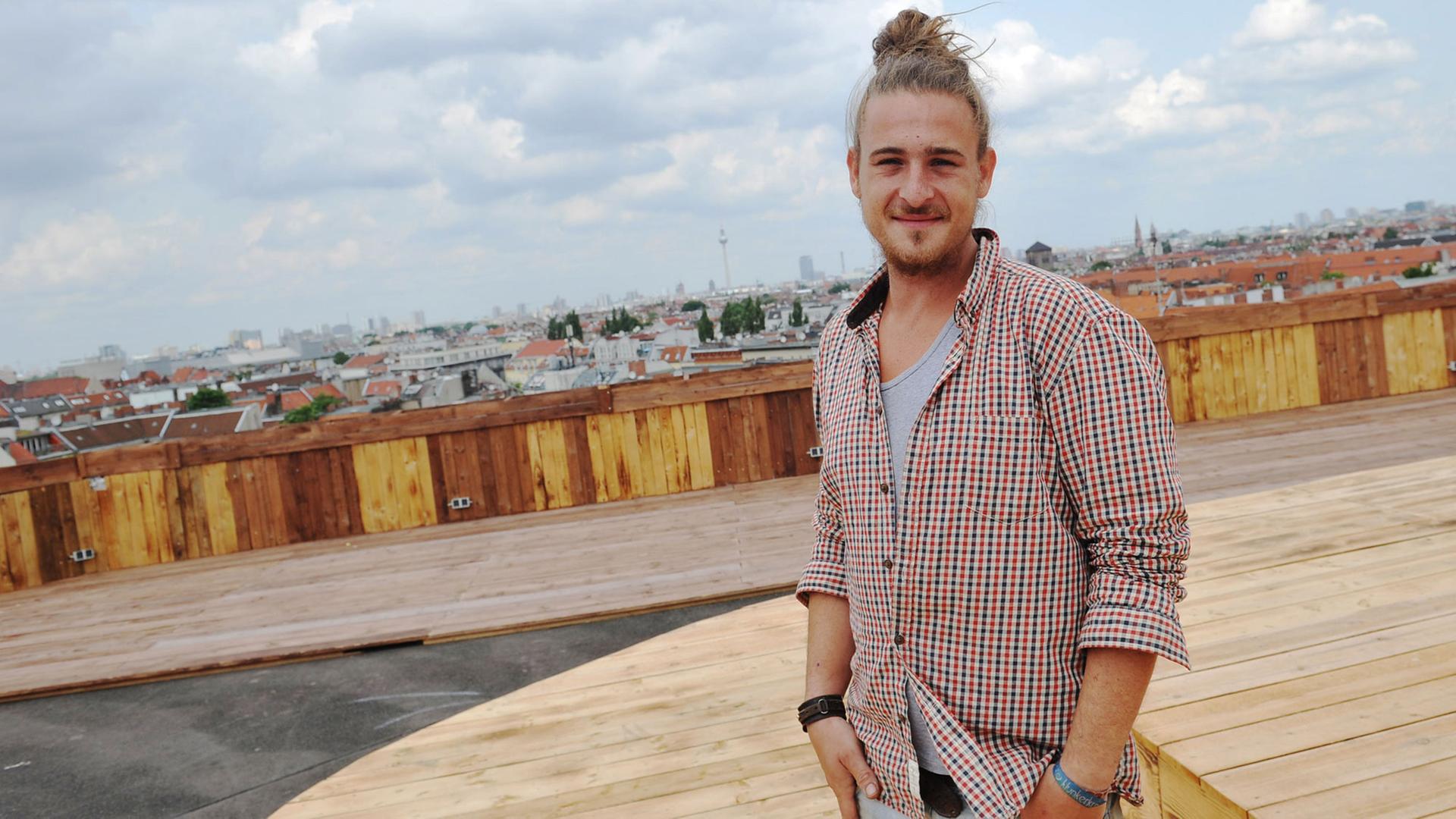 Robin Schellenberg, einer der Macher der Bar Klunkerkranich, posiert am 28.6.2013 auf dem Dach der Neukölln-Arkaden in Berlin. Robin Schellenberg, einer der Macher der Bar Klunkerkranich, posiert am 28.6.2013 auf dem Dach der Neukölln-Arkaden in Berlin.