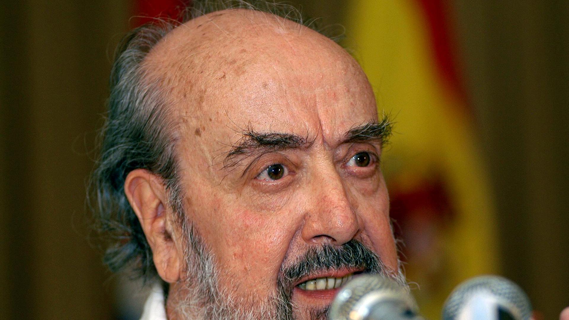 Der spanische Dramaturg und Schriftsteller Alfonso Sastre spricht am Mikrofon. Der spanische Dramaturg und Schriftsteller Alfonso Sastre spricht am Mikrofon.
