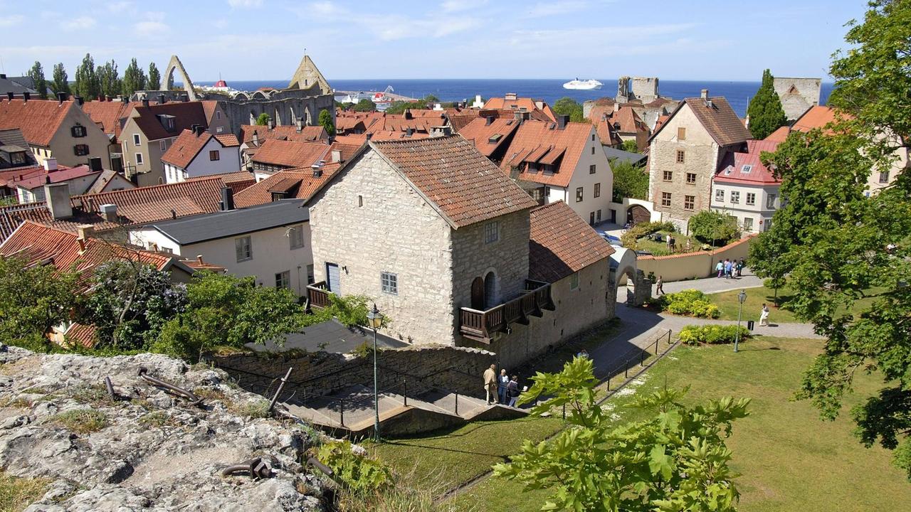 Blick über die Dächer der Hafenstadt Visby auf der schwedischen Ostseeinsel Gotland Blick über die Dächer der Hafenstadt Visby auf der schwedischen Ostseeinsel Gotland