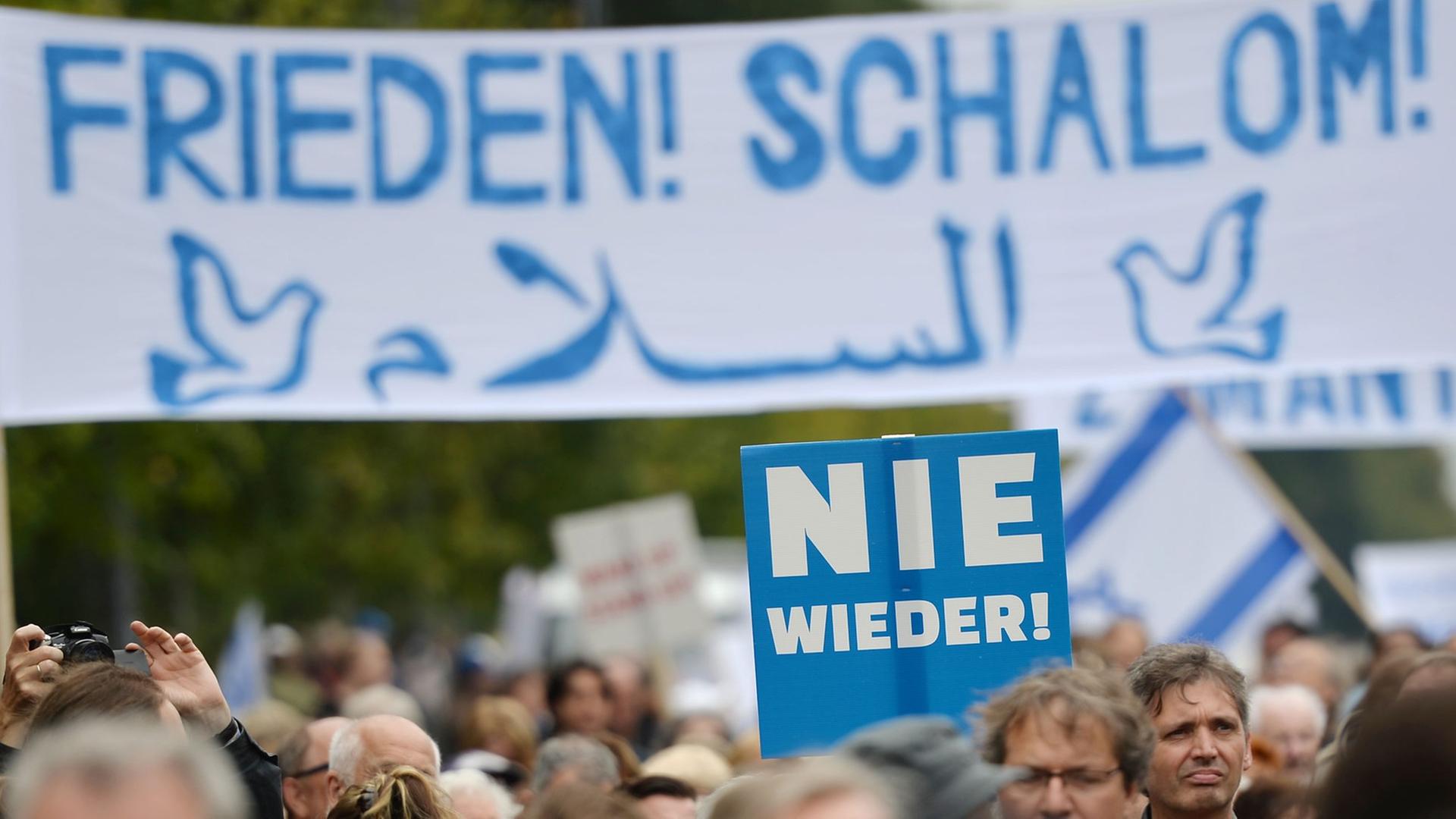 Teilnehmer der Kundgebung "Steh auf! Nie wieder Judenhass!" des Zentralrats der Juden in Deutschland stehen am 14.09.2014 vor dem Brandenburger Tor in Berlin. Teilnehmer der Kundgebung "Steh auf! Nie wieder Judenhass!" des Zentralrats der Juden in Deutschland stehen am 14.09.2014 vor dem Brandenburger Tor in Berlin.