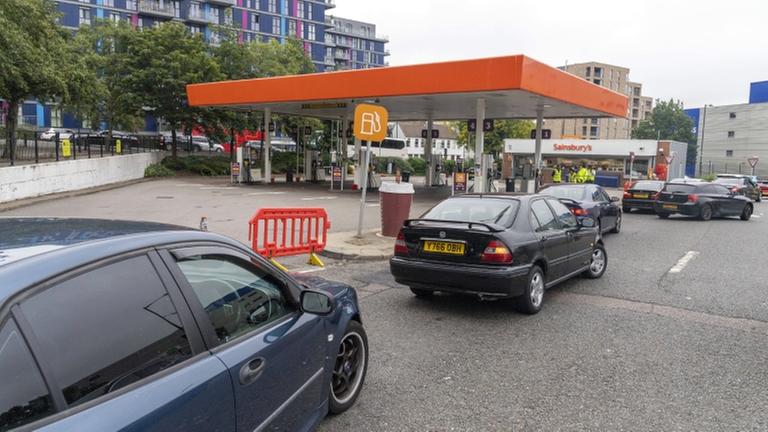 Viele Autos warten an einer Tank-Stelle in der britischen Haupt-Stadt London. Viele Autos warten an einer Tank-Stelle in der britischen Haupt-Stadt London.