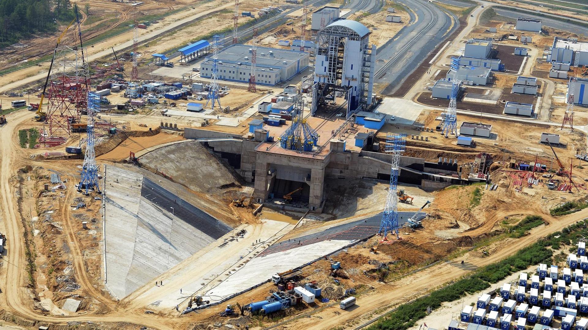 Auf der Baustelle des Kosmodroms Wostotschny wird eine riesige Raketenabschussrampe gebaut. Auf der Baustelle des Kosmodroms Wostotschny wird eine riesige Raketenabschussrampe gebaut.