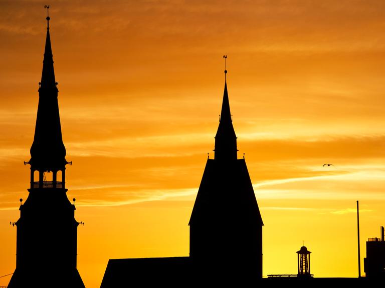 Die Kirchturmspitzen der Kreuzkirche (r) und der Marktkirche (l) sind am 07.01.2014 in Hannover (Niedersachsen) bei Sonnenaufgang zu sehen.