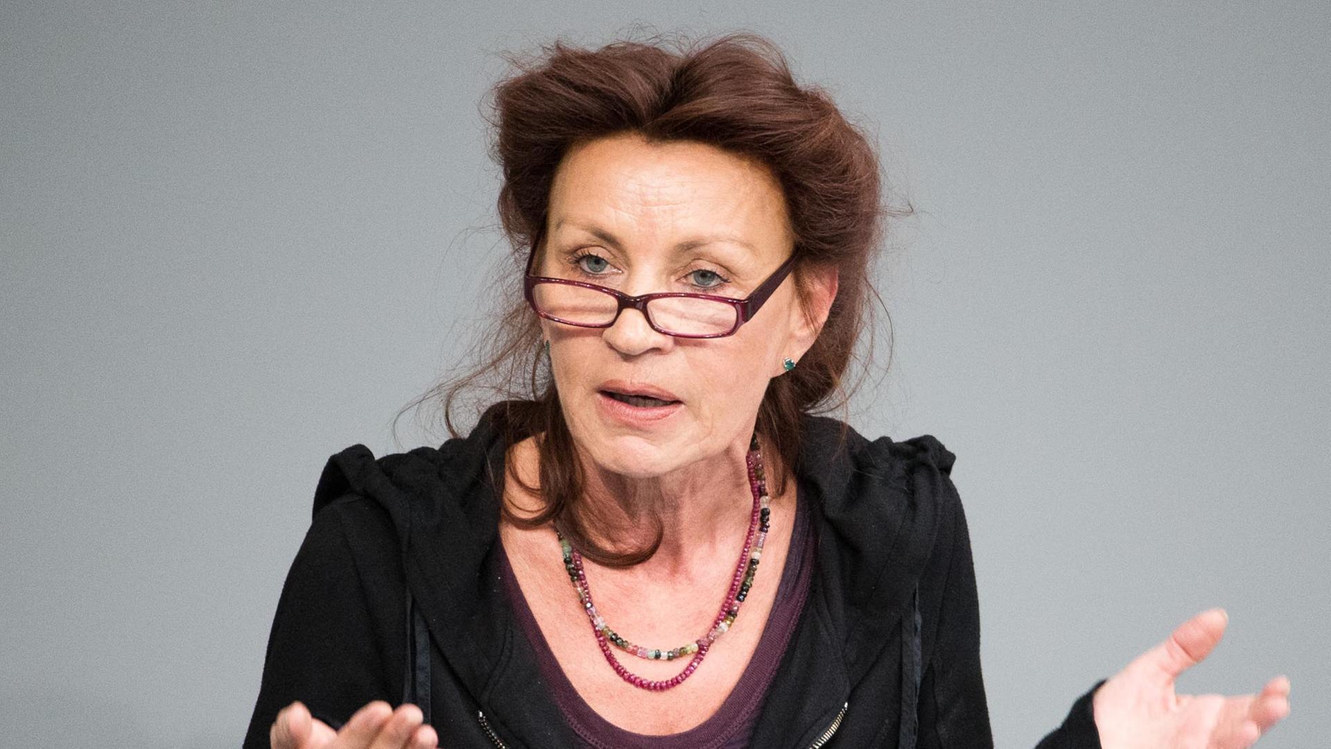 Ulla Jelpke (Die Linke) spricht am 17.01.2014 im Bundestag in Berlin. Auf der Tagesordnung im Bundestag steht unter anderem die Flüchtlingspolitik der EU sowie die Vergünstigungen für stromintensive Unternehmen.