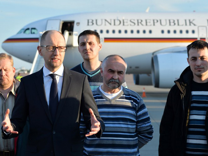 Zwischenstopp der Beobachter in Kiew mit Übergangsminsterpräsident Jazenjuk Zwischenstopp der Beobachter in Kiew mit Übergangsminsterpräsident Jazenjuk