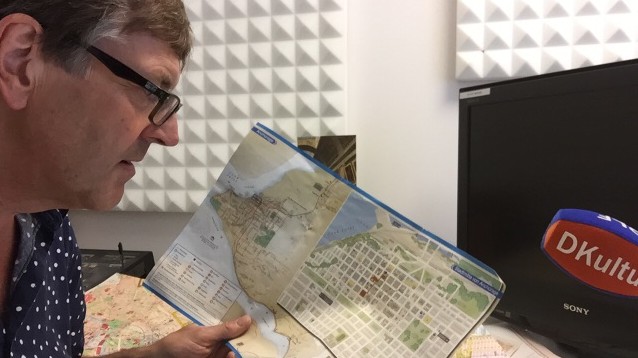 Der Autor betrachtet neugierig einen Plan von Anchorage Der Autor betrachtet neugierig einen Plan von Anchorage