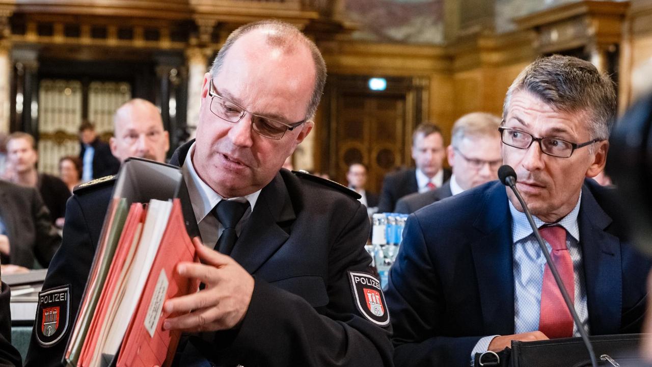 Hartmut Dudde (l.), Gesamtpolizeiführer beim G20 Treffen 2017 in Hamburg und Ralf Martin Meyer, Polizeipräsident Hamburgs, sitzen im Sonderausschuss zu den gewalttätigen Ausschreitungen rund um den G20 Gipfel. Hartmut Dudde (l.), Gesamtpolizeiführer beim G20 Treffen 2017 in Hamburg und Ralf Martin Meyer, Polizeipräsident Hamburgs, sitzen im Sonderausschuss zu den gewalttätigen Ausschreitungen rund um den G20 Gipfel.