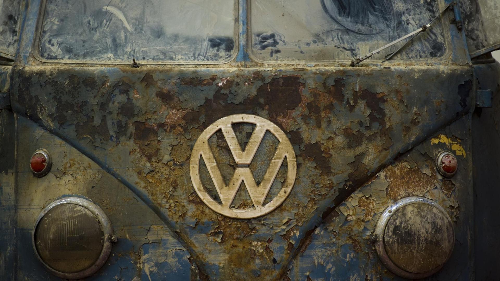 Ein verwitterter VW T1 von 1951. Ein verwitterter VW T1 von 1951.
