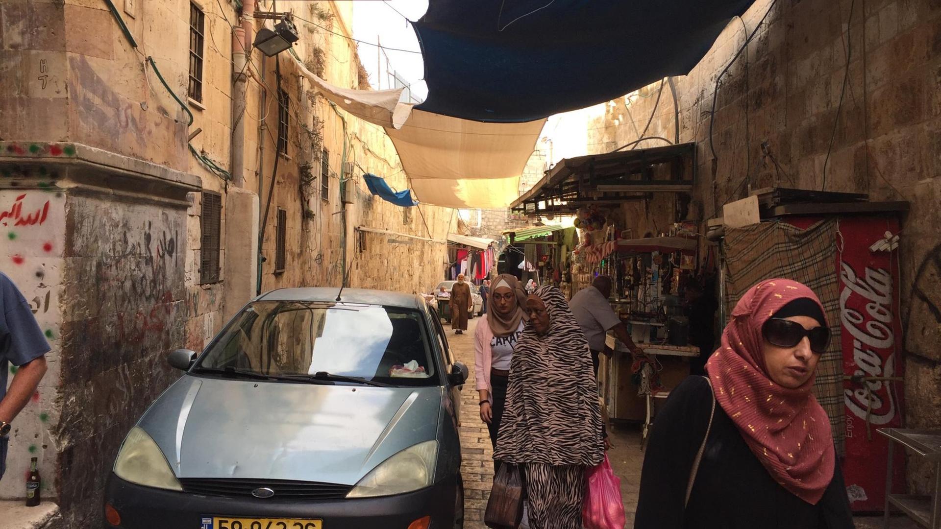 Muslimische Frauen gehen durch eine Gasse in der Altstadt Jerusalems Muslimische Frauen gehen durch eine Gasse in der Altstadt Jerusalems