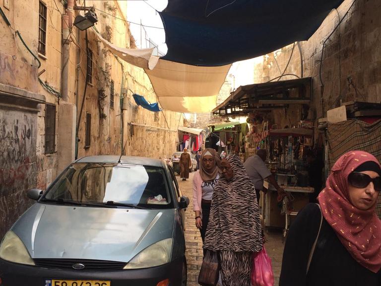 Muslimische Frauen gehen durch eine Gasse in der Altstadt Jerusalems