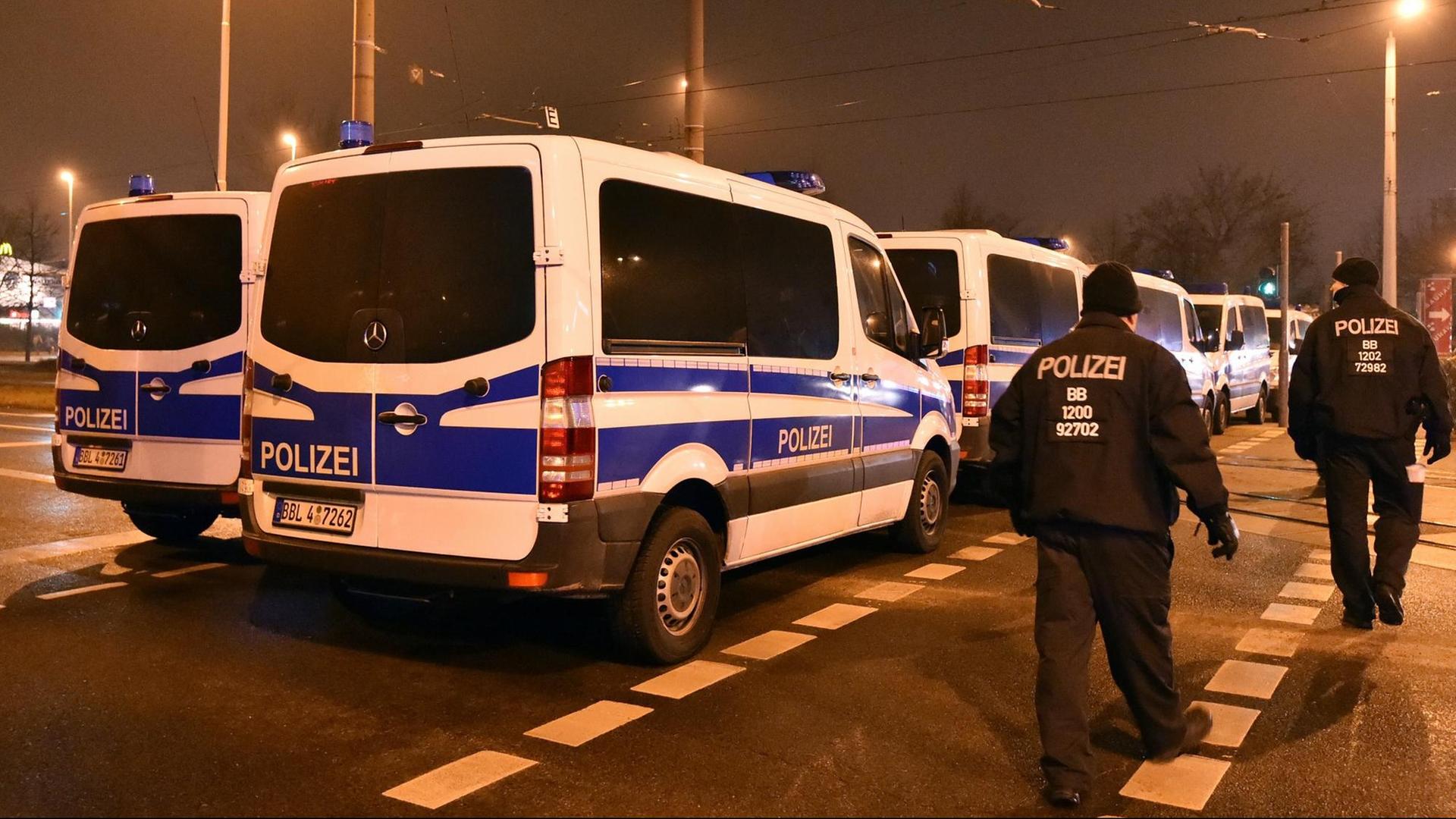 Polizeifahrzeuge sperren am 15.02.2016 in Cottbus (Brandenburg) die Zufahrt zum Bahnhof, wo die NPD zu einer Demonstration anlässlich der Bombardierung der Stadt während des zweiten Weltkriegs aufgerufen hat. Polizeifahrzeuge sperren am 15.02.2016 in Cottbus (Brandenburg) die Zufahrt zum Bahnhof, wo die NPD zu einer Demonstration anlässlich der Bombardierung der Stadt während des zweiten Weltkriegs aufgerufen hat.