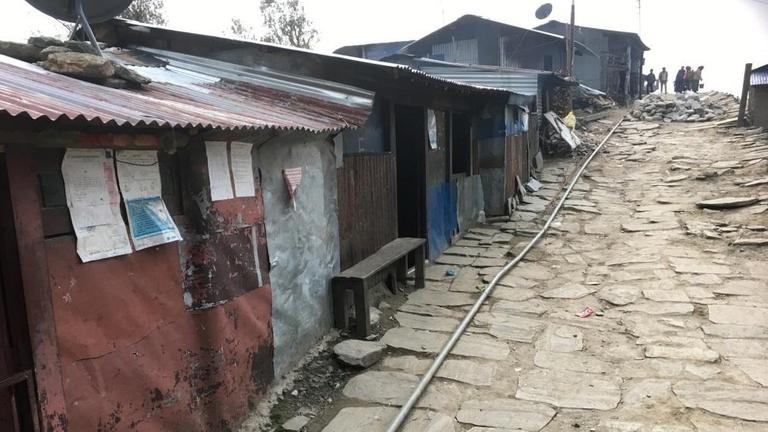 Die meisten Menschen in Barpak wohnen noch in Wellblechbehausungen Die meisten Menschen in Barpak wohnen noch in Wellblechbehausungen