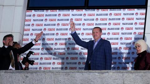 Der gewählte türkische Präsident Recep Tayyip Erdogan und seine Frau Emnine vor Parteianhängern