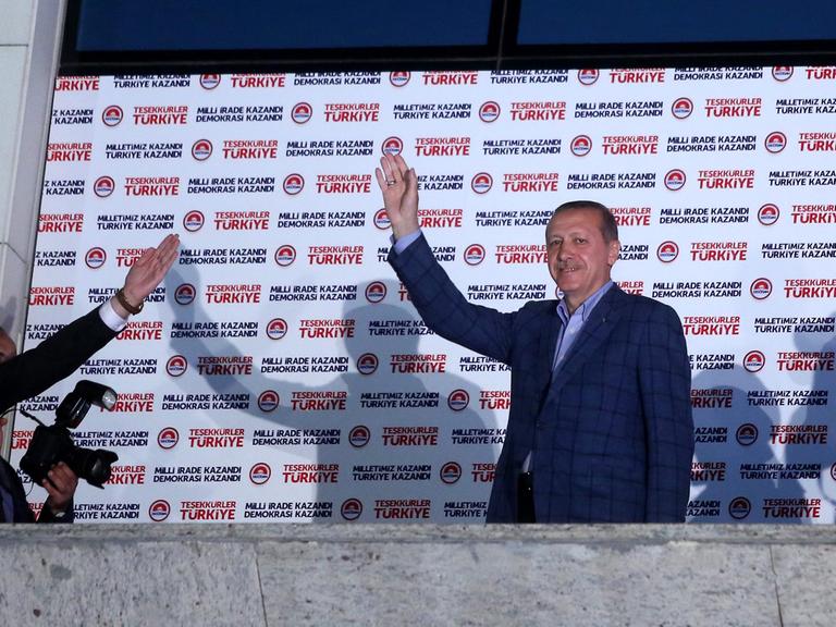 Der gewählte türkische Präsident Recep Tayyip Erdogan und seine Frau Emnine vor Parteianhängern