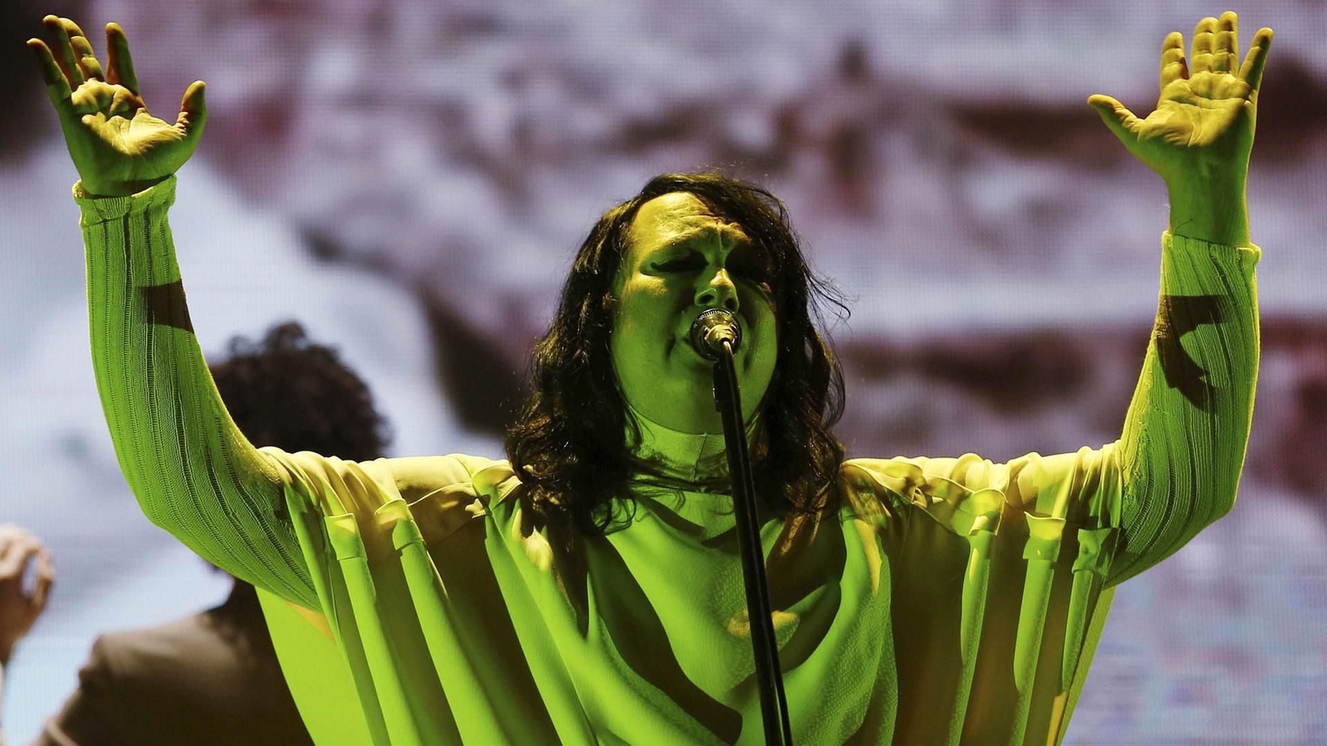 Die Sängerin Anohni, alias Antony Hegarty, bei einem Auftritt beim Primavera Sound Music Festival im spanischen Barcelona am 28.5.2015 Die Sängerin Anohni, alias Antony Hegarty, bei einem Auftritt beim Primavera Sound Music Festival im spanischen Barcelona am 28.5.2015