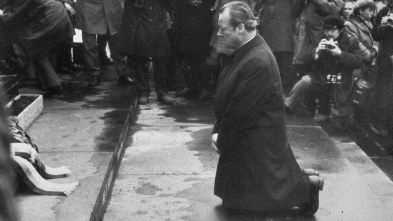 This file photo from 1970 shows former West German Chancellor and Nobel Peace Prize winner Willy Brandt during his visit in the former Jewish Ghetto of Warsaw. (AP-PHOTO) This file photo from 1970 shows former West German Chancellor and Nobel Peace Prize winner Willy Brandt during his visit in the former Jewish Ghetto of Warsaw. (AP-PHOTO)