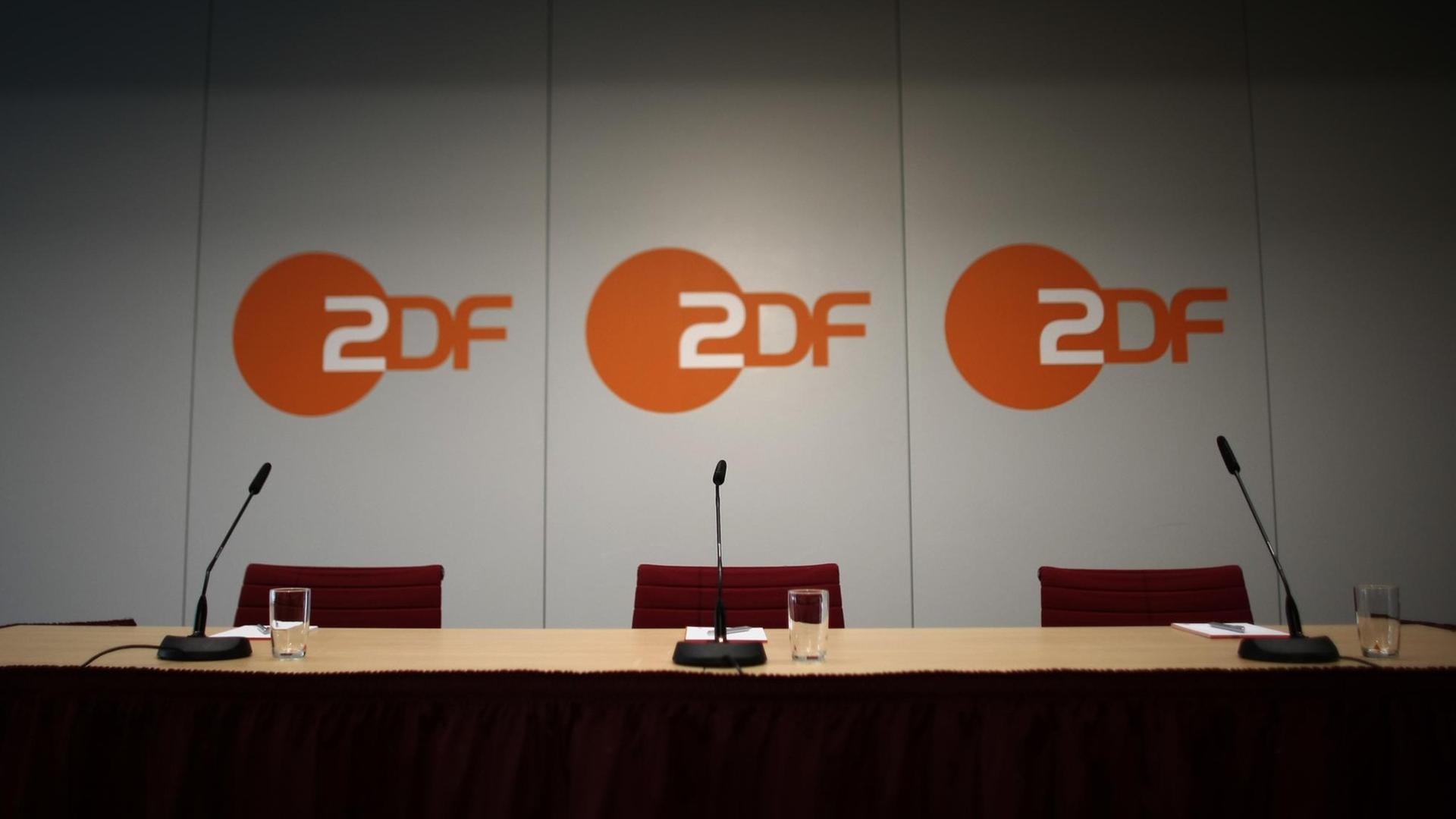 Leere Stühle stehen vor ZDF-Logos in den Konferenzräumen des Zweiten Deutschen Fernsehens (ZDF).