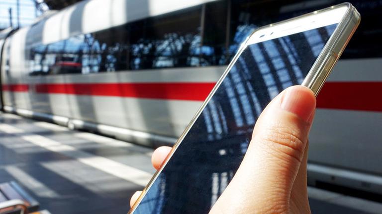 Frau mit Smartphone am Hauptbahnhof von Frankfurt Main. Foto vom 18. Juni 2017. | Verwendung weltweit Frau mit Smartphone am Hauptbahnhof von Frankfurt Main. Foto vom 18. Juni 2017. | Verwendung weltweit