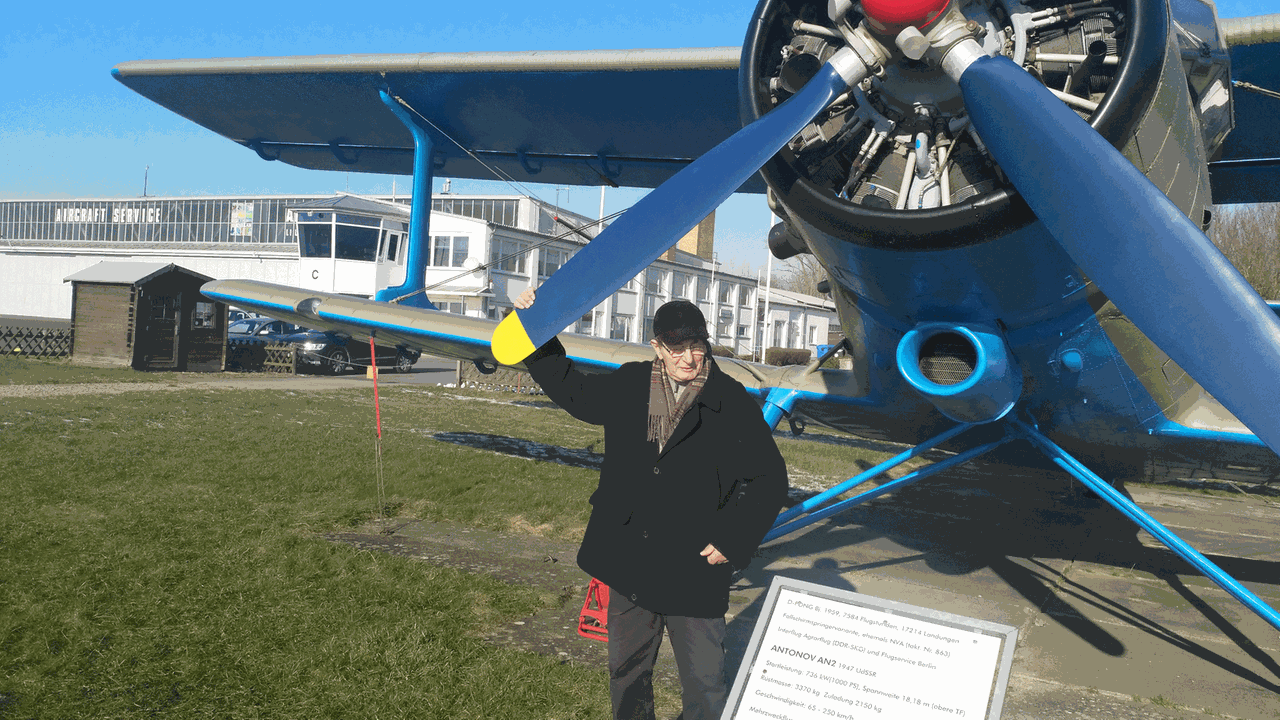 Der Fluglehrer aus Neubrandenburg, Albert Krutzki, vor einer Antonov.