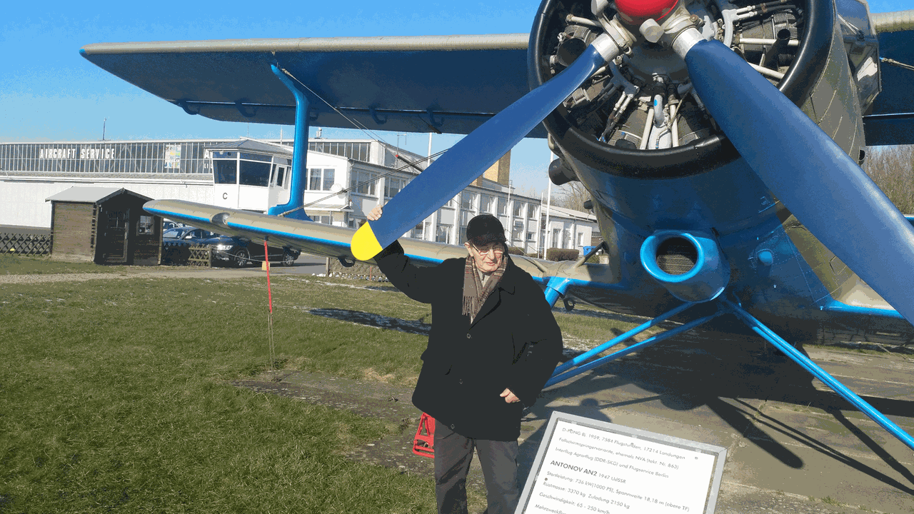 Der Fluglehrer aus Neubrandenburg, Albert Krutzki, vor einer Antonov. Der Fluglehrer aus Neubrandenburg, Albert Krutzki, vor einer Antonov.