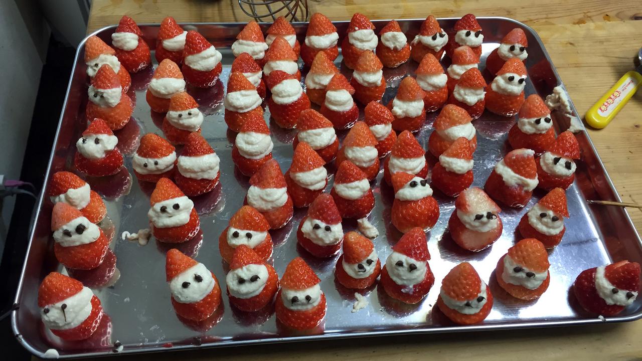 Als Weihnachtsmann dekorierte Erdbeeren Als Weihnachtsmann dekorierte Erdbeeren