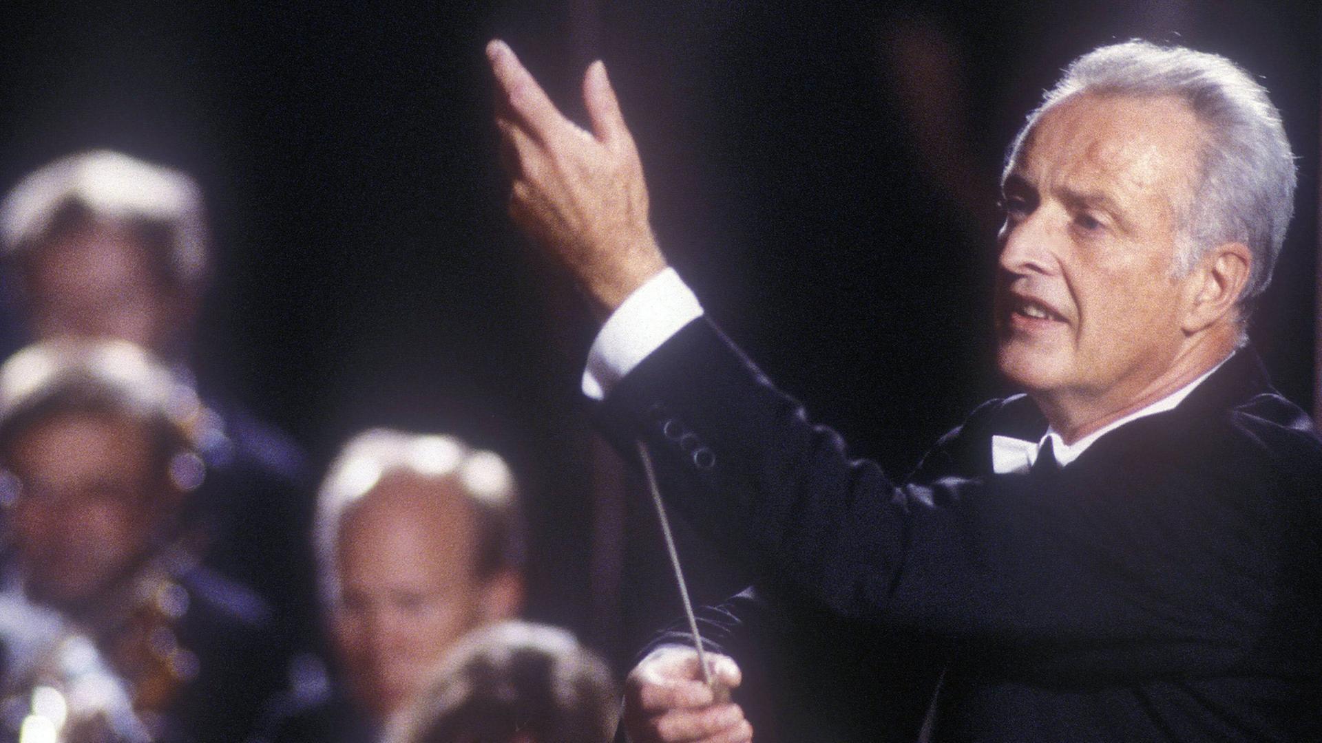 Dirigent Carlos Kleiber bei einem Konzert in Pompeji im Jahr 1987
