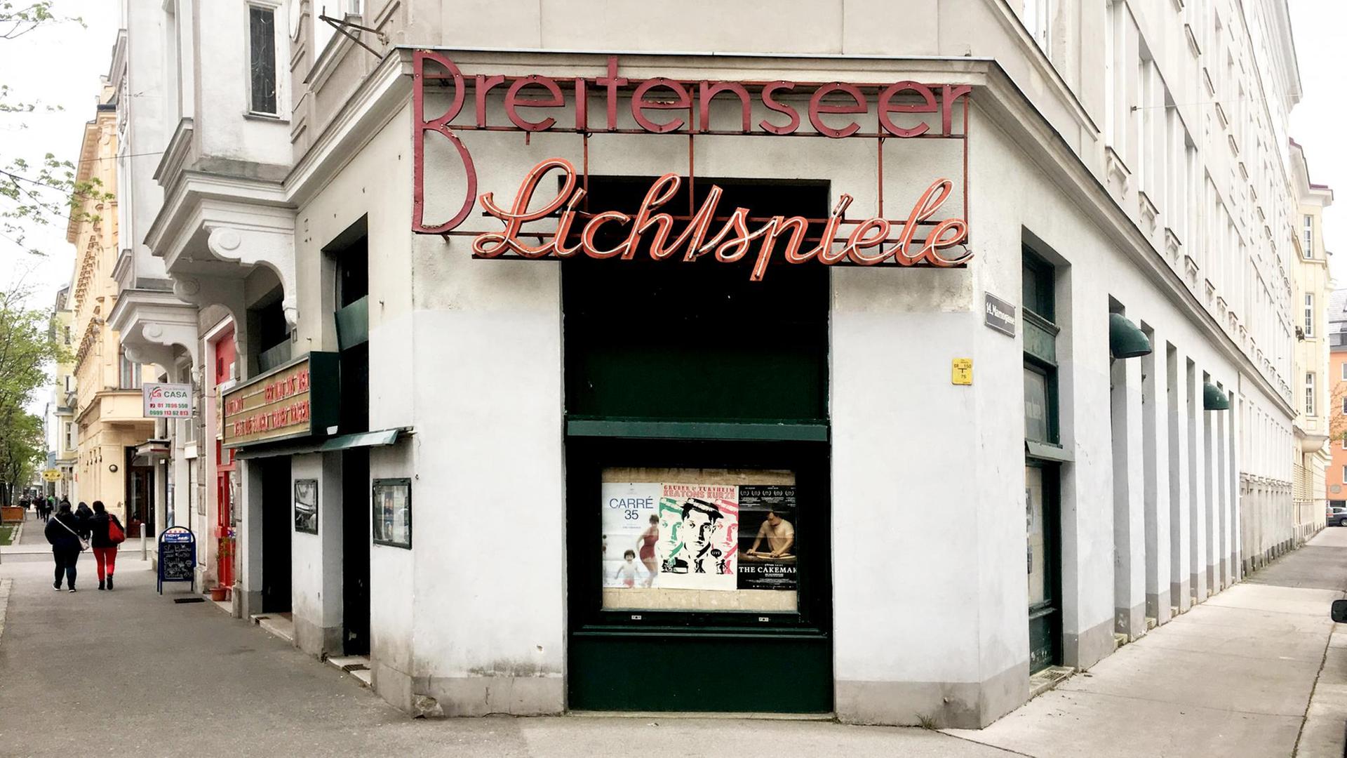 Fassade der Breitenseer Lichtspiele, einem Eckhaus. Fassade der Breitenseer Lichtspiele, einem Eckhaus.