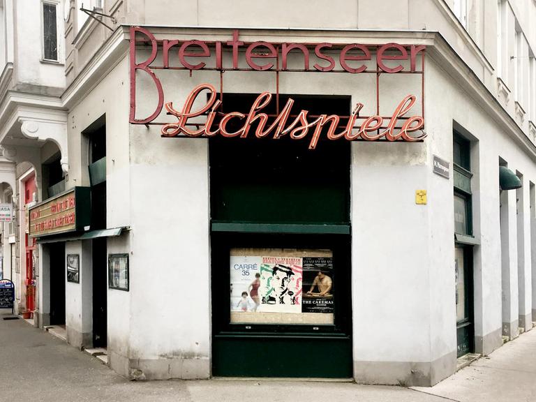 Fassade der Breitenseer Lichtspiele, einem Eckhaus.