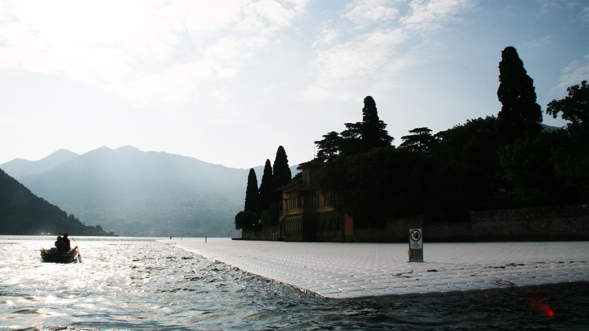 Christos "Floating Piers": Die Potons sind so konstruiert, dass sie mit der Wasserkante abschließen. Christos "Floating Piers": Die Potons sind so konstruiert, dass sie mit der Wasserkante abschließen.
