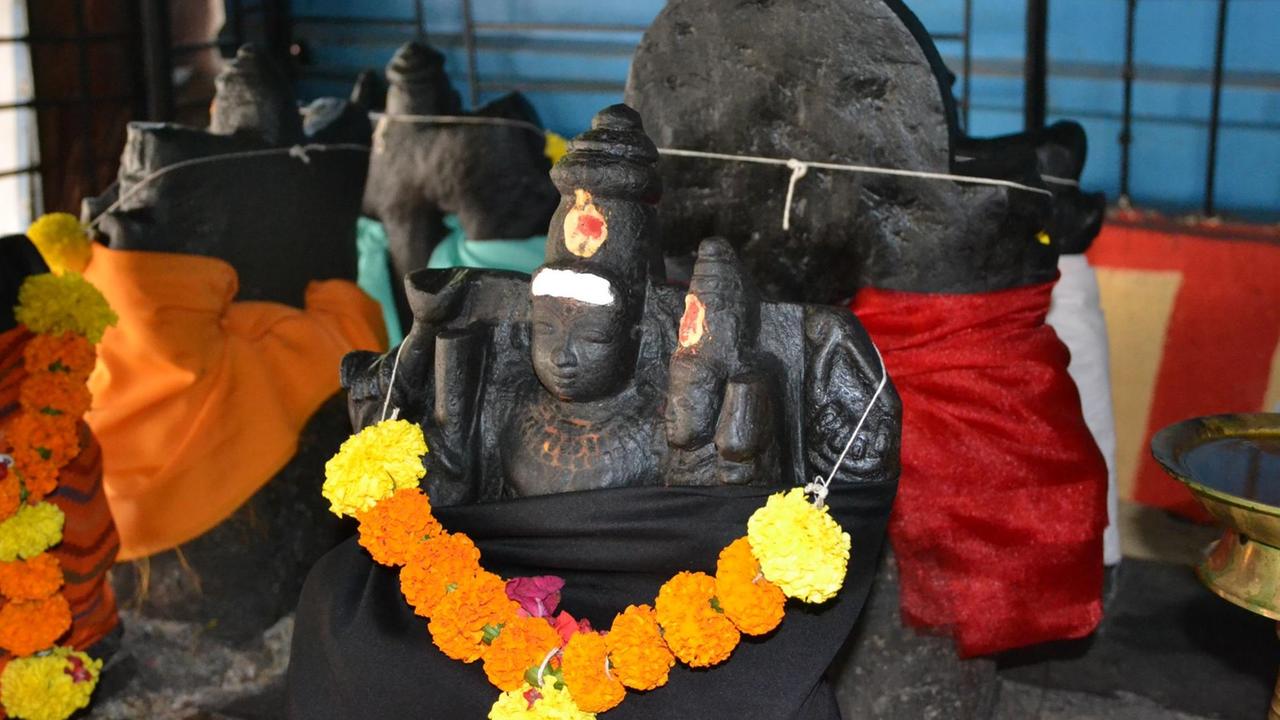 Hinduistische Planetenstatuen im Shree Vara Siddhi Vinayaka Navagraha Temple (Navi Mumbai) Hinduistische Planetenstatuen im Shree Vara Siddhi Vinayaka Navagraha Temple (Navi Mumbai)