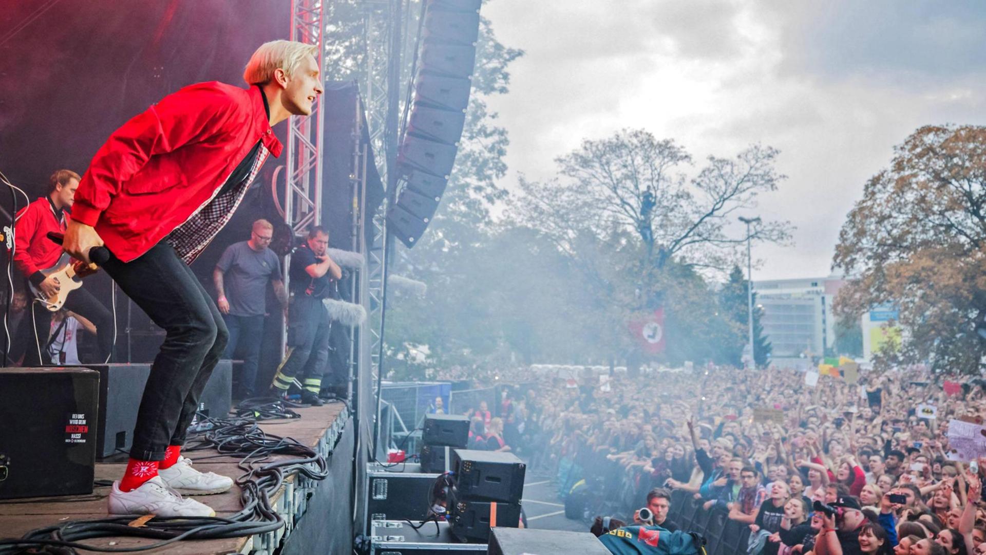 Sänger Felix Brummer von der Band Kraftklub beim Konzert gegen Rechtsradikalismus und Fremdenhass in Chemnitz Sänger Felix Brummer von der Band Kraftklub beim Konzert gegen Rechtsradikalismus und Fremdenhass in Chemnitz