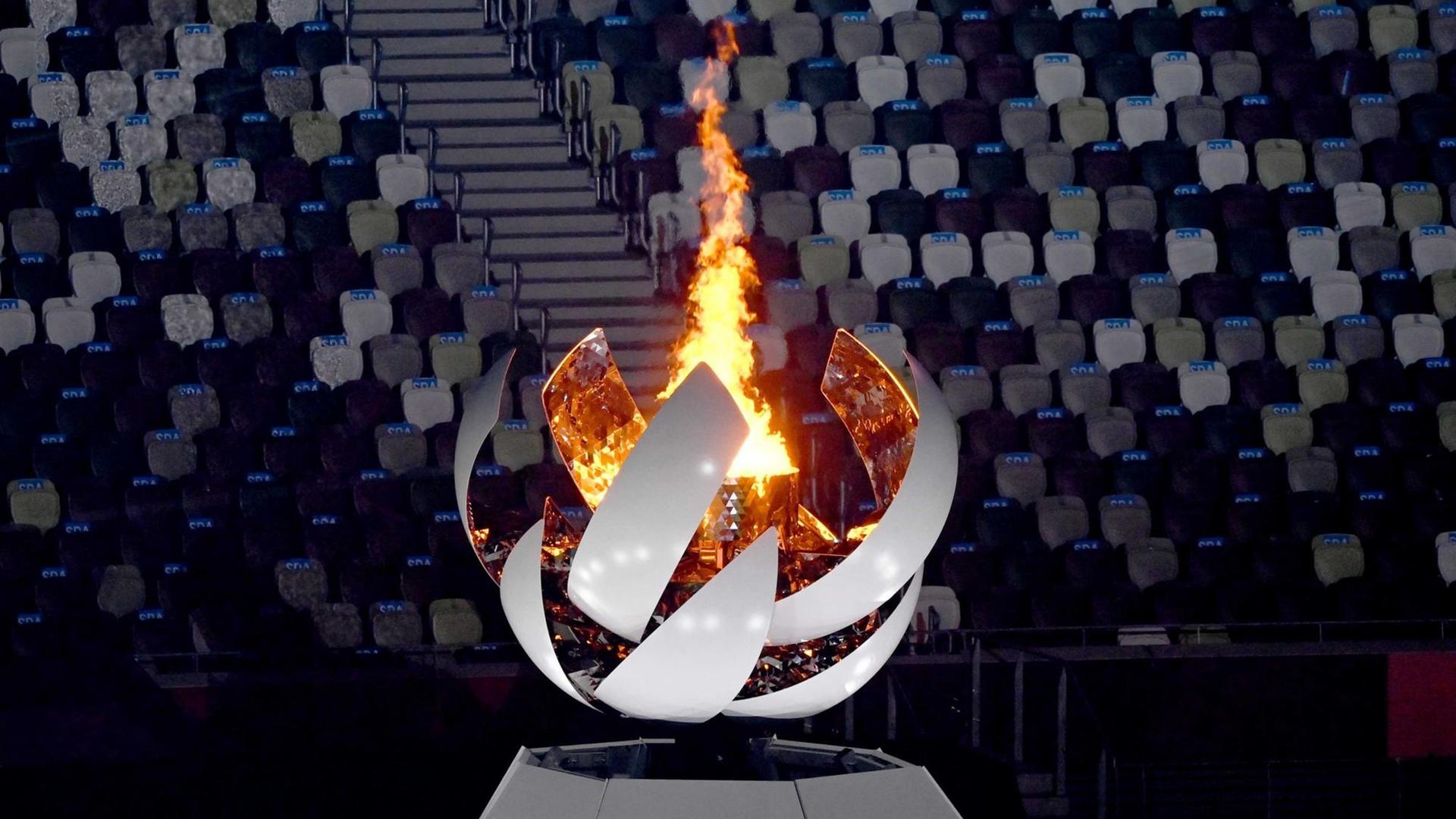 Das Olympische Feuer brennt während der Abschlusszeremonie. Das Olympische Feuer brennt während der Abschlusszeremonie.
