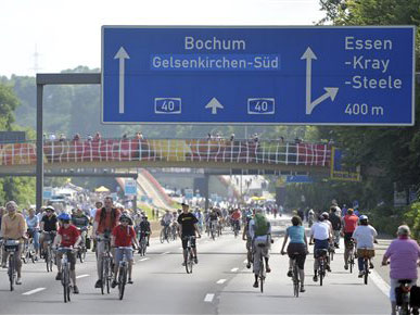 Radfahrer fahren zwischen Essen und Bochum auf der Autobahn 40. Diese ist für das Projekt "Still-Leben" gesperrt. Radfahrer fahren zwischen Essen und Bochum auf der Autobahn 40. Diese ist für das Projekt "Still-Leben" gesperrt.