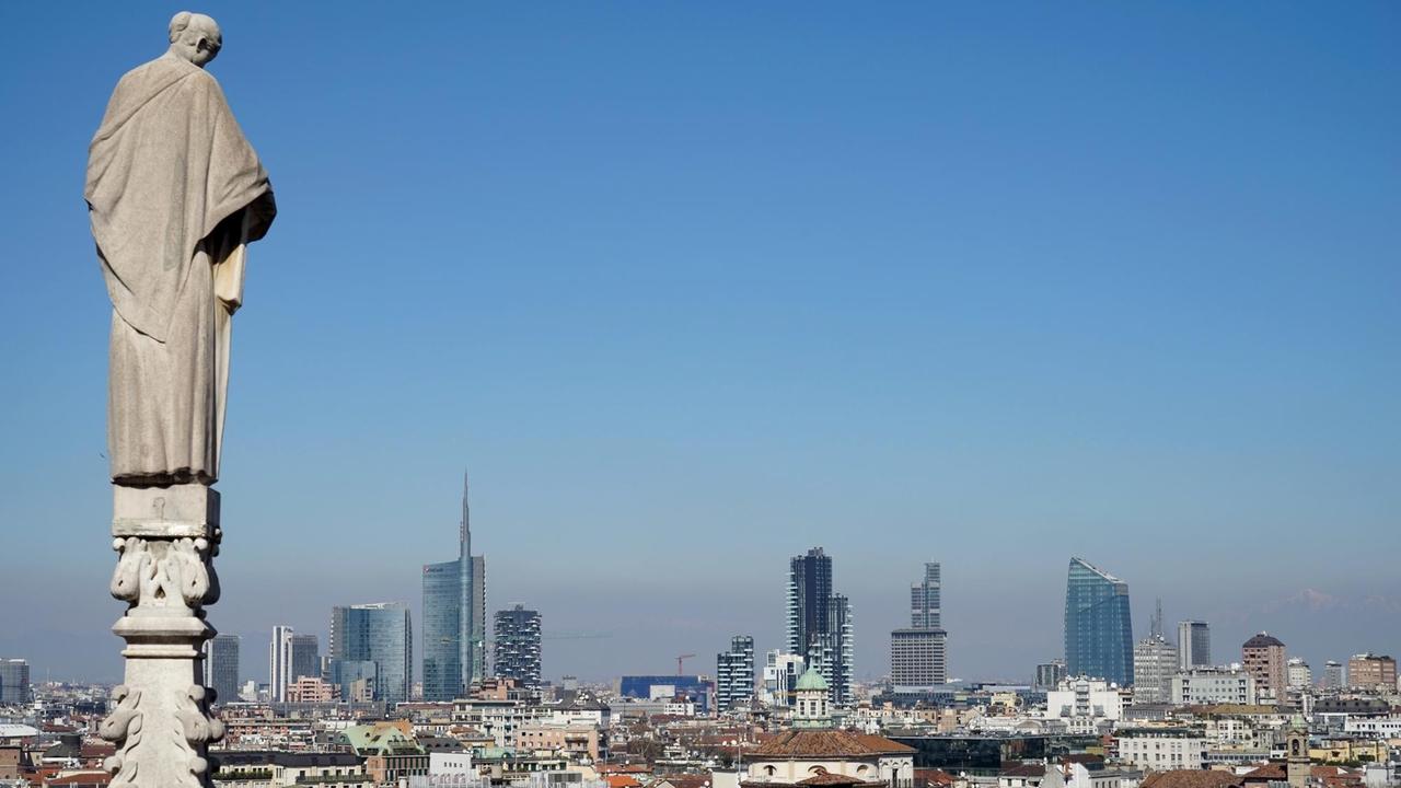 Blick vom Mailänder Dom aus auf die Skyline von Mailand mit dem Finanzviertel Porta Nuova.