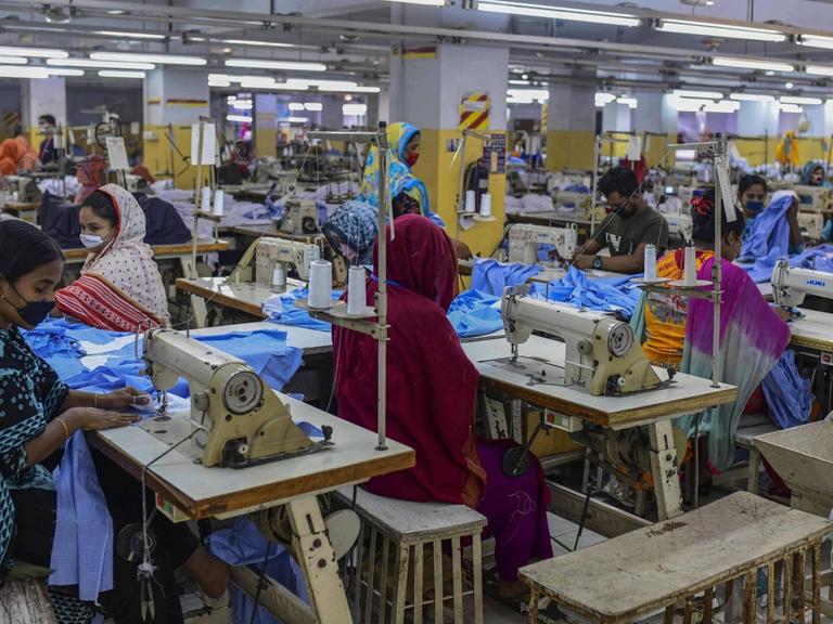 Arbeiterinnen arbeiten in einer Textilfabrik in Bangladesch.