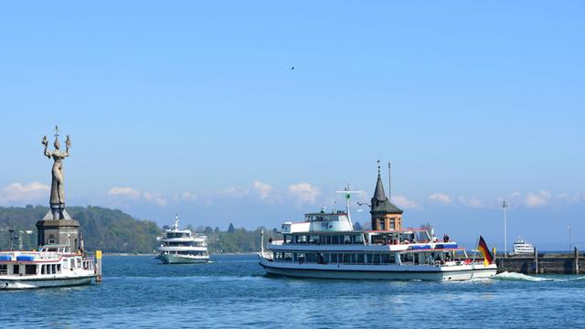 Konstanz, Hafeneinfahrt mit drei Schiffen.