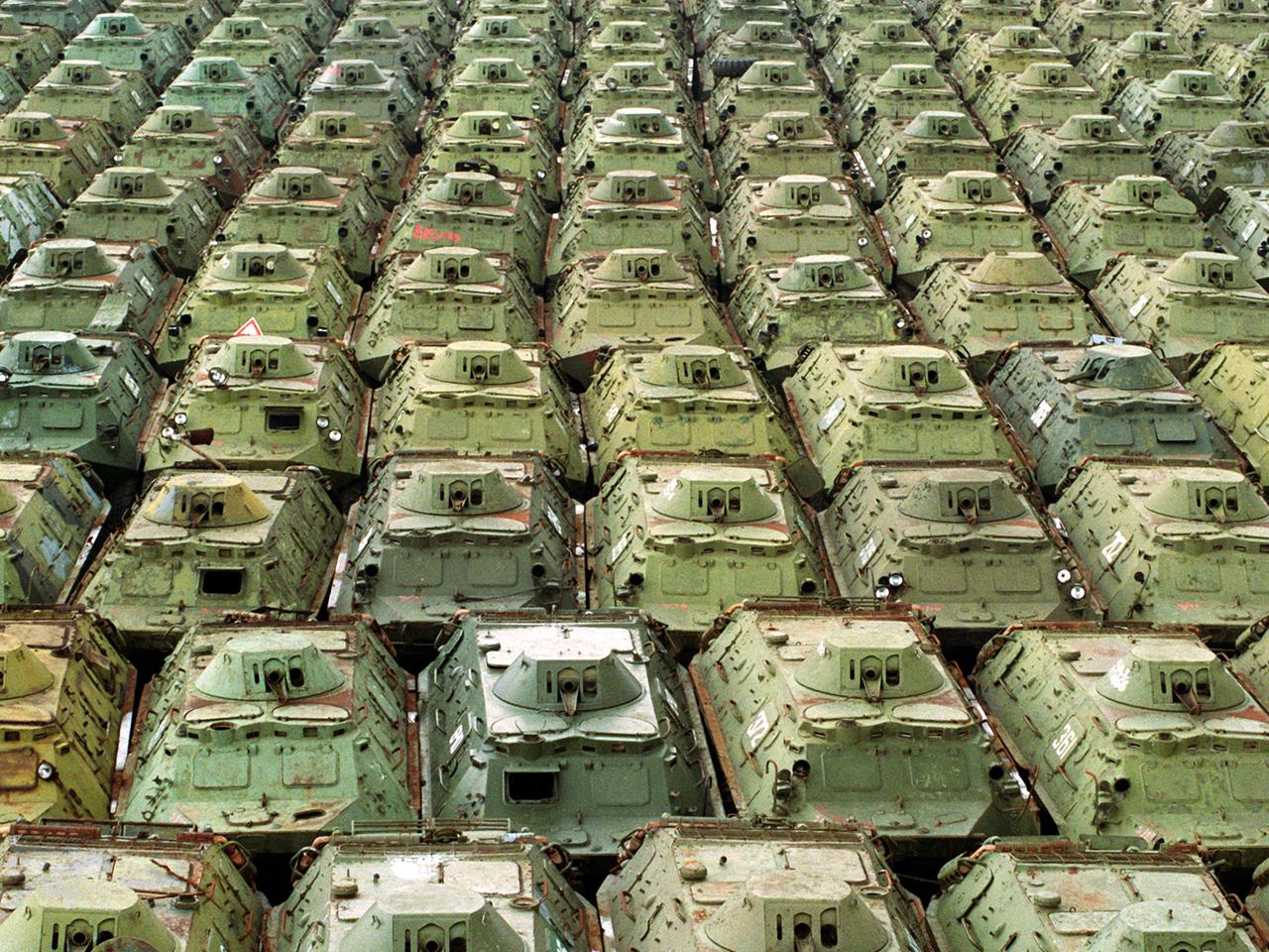Kurz nach dem Fall der Mauer: Panzer der in Wünsdorf stationierten Armee Kurz nach dem Fall der Mauer: Panzer der in Wünsdorf stationierten Armee