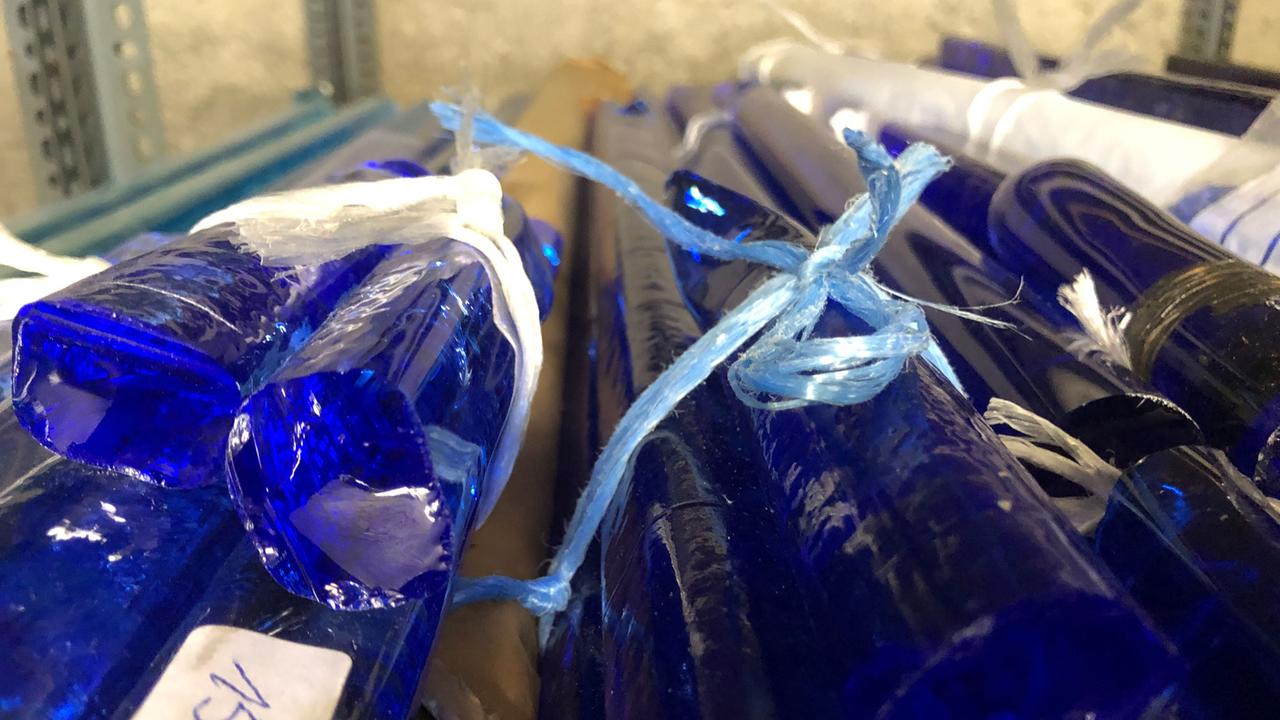 Eine Reihe blauer Glasstangen, aus denen in Neugablonz Schmuckstücke gefetigt werden. Eine Reihe blauer Glasstangen, aus denen in Neugablonz Schmuckstücke gefetigt werden.