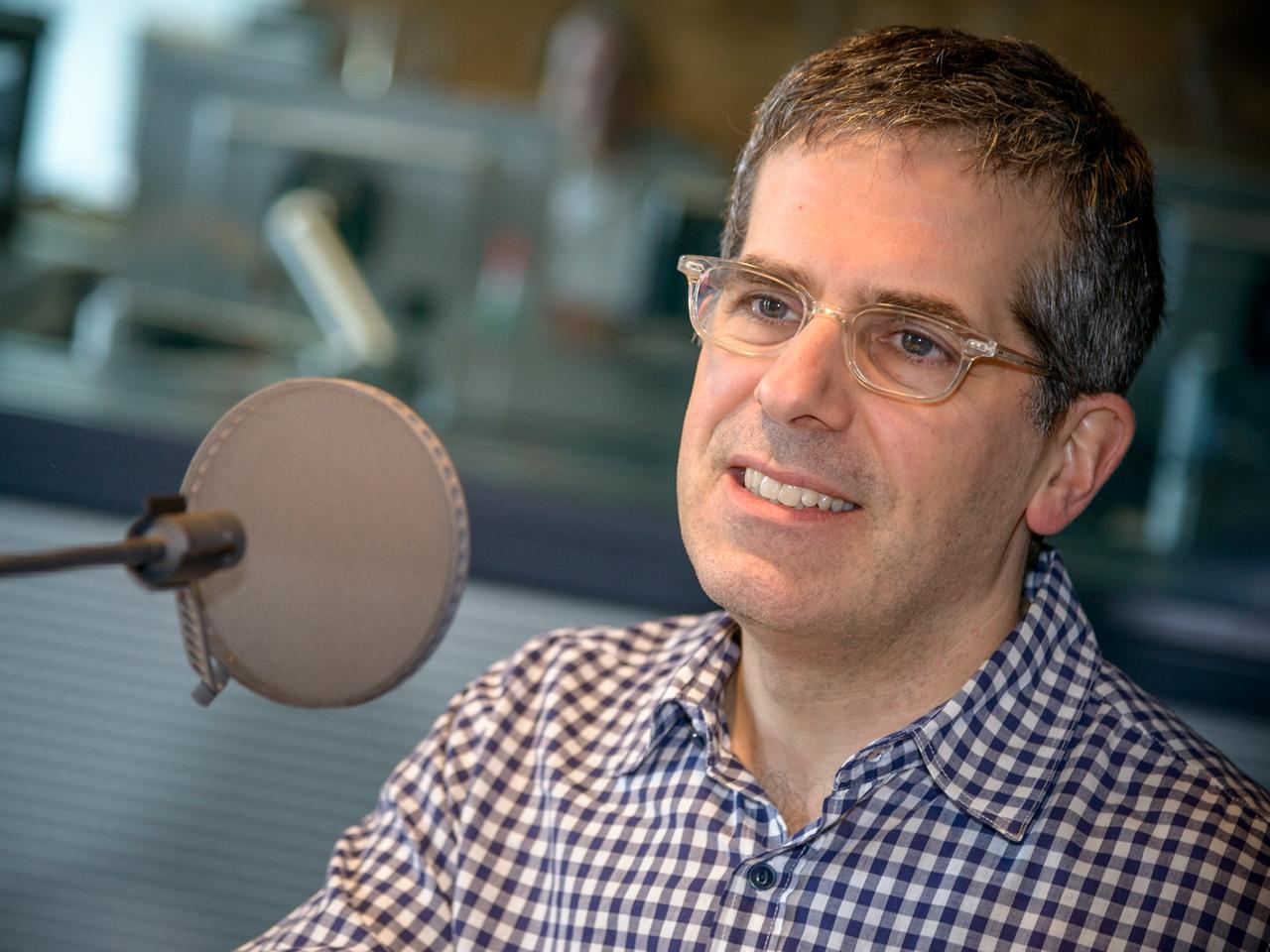 Jonathan Lethem, US-Autor des Buchs "Der Garten der Dissidenten", das von einer zerrissenen amerikanischen Familie handelt, beim Interview im Deutschlandradio Kultur am 5. März 2014. Jonathan Lethem, US-Autor des Buchs "Der Garten der Dissidenten", das von einer zerrissenen amerikanischen Familie handelt, beim Interview im Deutschlandradio Kultur am 5. März 2014.