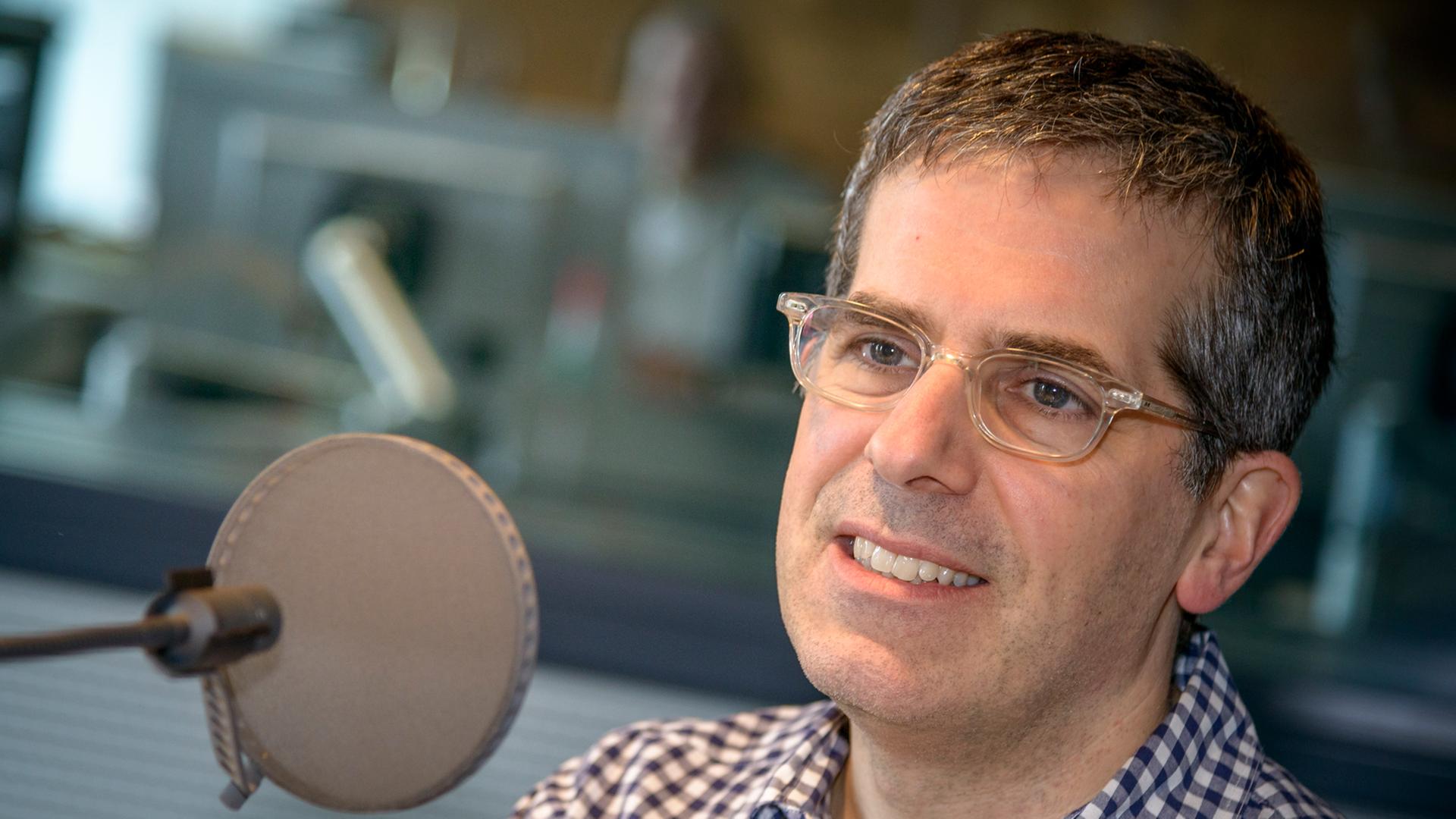 Jonathan Lethem, US-Autor des Buchs "Der Garten der Dissidenten", das von einer zerrissenen amerikanischen Familie handelt, beim Interview im Deutschlandradio Kultur am 5. März 2014. Jonathan Lethem, US-Autor des Buchs "Der Garten der Dissidenten", das von einer zerrissenen amerikanischen Familie handelt, beim Interview im Deutschlandradio Kultur am 5. März 2014.