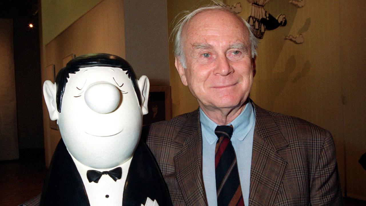 Vicco von Bülow hält die Büste der Hauptfigur seiner Karikaturen, einem korrekt gekleideten Strichmännchen mit Knollennase, im Arm. Vicco von Bülow hält die Büste der Hauptfigur seiner Karikaturen, einem korrekt gekleideten Strichmännchen mit Knollennase, im Arm.