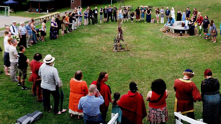 Teilnehmer des International Asatru Summer Camps feiern neben der Jugendherberge in Gerolstein das Mittwochsritual "Blót" Teilnehmer des International Asatru Summer Camps feiern neben der Jugendherberge in Gerolstein das Mittwochsritual "Blót"
